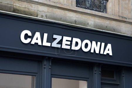 Foto de Burdeos, Francia - 11 16 2023: calzedonia logo brand boutique chain and sign text front facade shop of underwear lenceria Ropa Tienda - Imagen libre de derechos