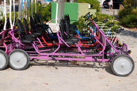 Téléchargez les photos : Rosalie ancienne voiture à pédale quatre roues touristique rose croisière cinq six places vélos - en image libre de droit