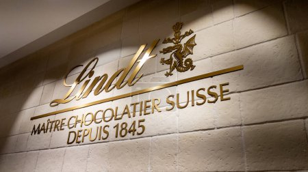 Téléchargez les photos : Bordeaux, France - 11 13 2023 : Lindt chocolaterie logo texte et enseigne marque de magasin Chocolaterie suisse - en image libre de droit