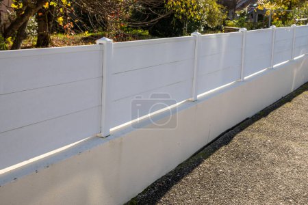 Wandgestaltung weißer Zaun pvc moderne Barriere rund um das Haus schützen Blick nach Hause Garten