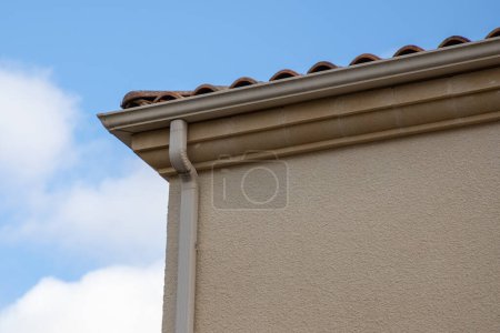 Foto de Sistema de canalón de aluminio beige en la nueva fachada moderna de la esquina - Imagen libre de derechos