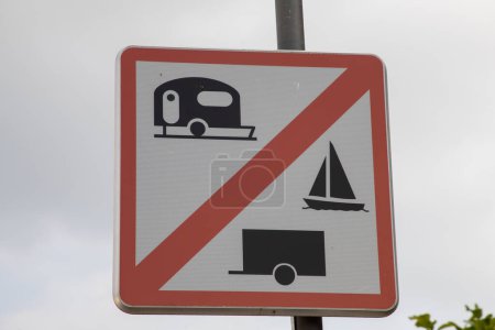 Foto de Señal de carretera de panel que indica la prohibición de caravanas remolques y portadores de barcos señal de prohibición roja blanca - Imagen libre de derechos