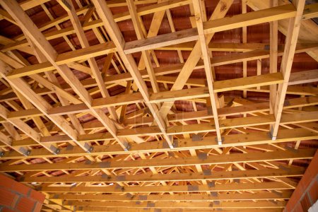Téléchargez les photos : Ossature de maison en bois soutenant les tuiles de toit de la nouvelle maison en construction - en image libre de droit