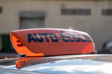 Téléchargez les photos : Auto ecole panneau de texte français signifie panneau de conduite scolaire sur le toit de la voiture - en image libre de droit