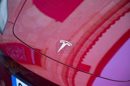 Foto de Burdeos, Francia - 11 29 2023: Tesla Model 3 electric car vehicle ev sign logo and text brand from america - Imagen libre de derechos