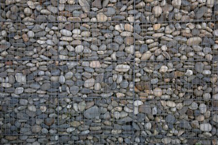 Téléchargez les photos : Gabion mur de pierre râpé par des cailloux dans la cage de fer de pierre horizontale boîte de pierre remplie de roches fond - en image libre de droit