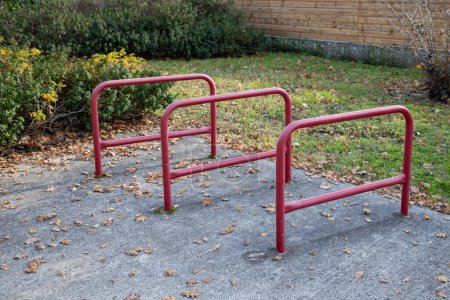 Foto de Bicicletas vacías de acero de estacionamiento en el espacio del parque de la ciudad para múltiples bicicletas bicicletas en el transporte urbano ecológico en la ciudad - Imagen libre de derechos