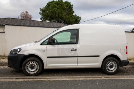 Foto de Panel comercial ligero europeo mini perfil de furgoneta con panel lateral vacío para publicidad o texto - Imagen libre de derechos
