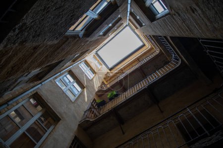 historisches und farbenfrohes Traboule im geheimen Innenhof und eingeschränkter Zugang als Abkürzung im alten Lyon