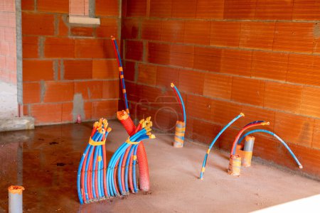 Foto de Interior de la casa de ladrillo con suministro de agua Colector de tuberías en un edificio en construcción - Imagen libre de derechos