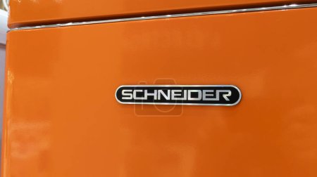 Téléchargez les photos : Bordeaux, France - 12 06 2023 : Affichage de la marque du logo Schneider Electric sur la façade orange du réfrigérateur multinationale de l'énergie et de l'automatisation - en image libre de droit