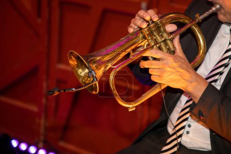 Téléchargez les photos : Homme Jouer de la trompette en costume pendant l'événement - en image libre de droit