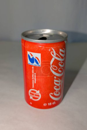 Foto de Burdeos, Francia - 12 21 2023: Coca Cola 1987 15 cl tour de france vintage retro bebida anuncio signo logo y texto marca francés Coca Cola gaseosa - Imagen libre de derechos
