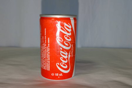 Foto de Burdeos, Francia - 12 21 2023: Coca Cola 1987 15 cl tour de france signo de marca y logotipo de texto puede muestra prohibida para la venta botella gaseosa - Imagen libre de derechos