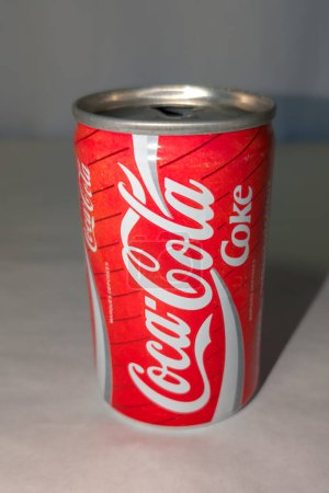 Téléchargez les photos : Bordeaux, France - 12 21 2023 : Coca Cola vieux métal 1989 15 cl coke aluminium peut signer logo et texte de marque nous boisson rafraîchissante gazeuse - en image libre de droit