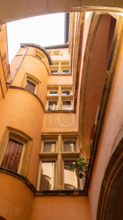 Foto de Antiguo patio medieval Traboules tipo de pasadizos cubiertos secretos acceso restringido como atajos en la ciudad de Lyon Francia - Imagen libre de derechos