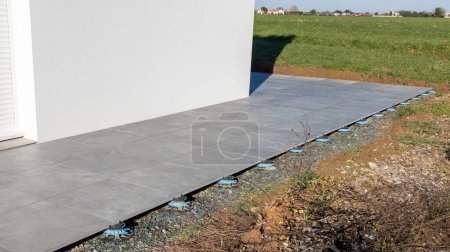 Foto de Ajustable pavimentación terraza tachuelas de plástico Soporte Pedestales swap pavimentación para azulejos de losa al aire libre - Imagen libre de derechos