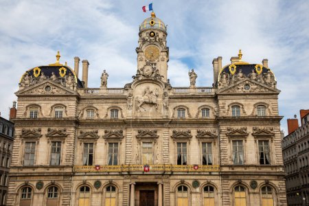 Téléchargez les photos : Bâtiment de l'hôtel de ville de Lyon façade d'entrée sur la Place des Terreaux en centre ville - en image libre de droit