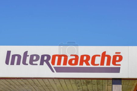 Téléchargez les photos : Bordeaux, France - 01 06 2024 : Panneau logo Intermarche et texte de la marque sur le mur de façade entrée magasin supermarché - en image libre de droit