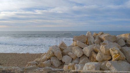 Téléchargez les photos : Mur de pierre pour lutter contre l'érosion côtière sur la plage de Lacanau Océan - en image libre de droit
