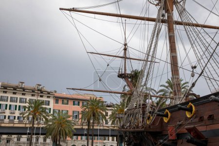 Téléchargez les photos : Le navire Neptune réplique du galion espagnol du XVIIe siècle construit pour le film romain Polanski Pirates dans le port de Gênes Italie - en image libre de droit