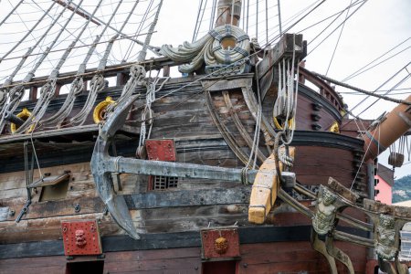 Téléchargez les photos : Ancre du navire Neptune réplique Espagne galion construit pour le cinéma Pirates dans le port de Gênes Italie - en image libre de droit