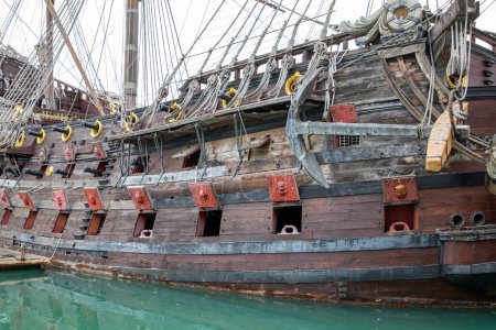 Téléchargez les photos : Ancre d'un ancien pirate Galeon Le navire Neptune réplique du galion espagnol construit pour le film romain Polanski Pirates - en image libre de droit