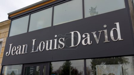 Foto de Burdeos, Francia - 01 14 2024: Jean Louis David firma texto y marca logo cadena fachada francia peluquería peluquería cadena francesa peluquería en la entrada boutique - Imagen libre de derechos