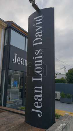 Foto de Burdeos, Francia - 01 14 2024: Jean Louis David sign text and brand logo facade entrance france peluquería peluquería francesa - Imagen libre de derechos