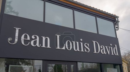 Foto de Burdeos, Francia - 01 14 2024: Jean Louis David firma el texto y el logotipo de la marca france facade of hairdresser salon facade barber shop entrance - Imagen libre de derechos