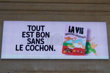 Téléchargez les photos : Bordeaux, France - 01 20 2024 : La Vie Foods logo de la marque et signe texte M. Piggy's bacon jambon et lardons publicité végétalienne pour les aliments lavie - en image libre de droit