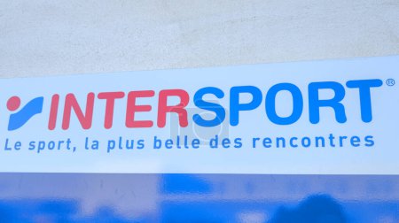 Foto de Burdeos, Francia - 01 29 2024: intersport sporty brand sign and text logo chain entrance facade wall sport store international shop sporting goods retailer - Imagen libre de derechos
