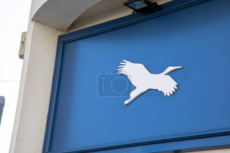 Téléchargez les photos : Bordeaux, France - 01 29 2024 : enseigne humaine et logo oiseau bleu de l'agence agence immobilière agence de courtage agence immobilière - en image libre de droit