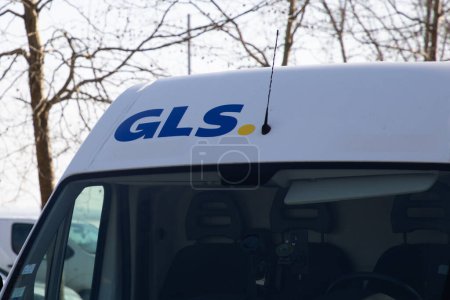 Foto de Burdeos, Francia - 02 01 2024: GLS General Logistics Systems logotipo de marca y texto en el panel de camiones furgoneta proveedores de servicios de paquetería en Europa - Imagen libre de derechos