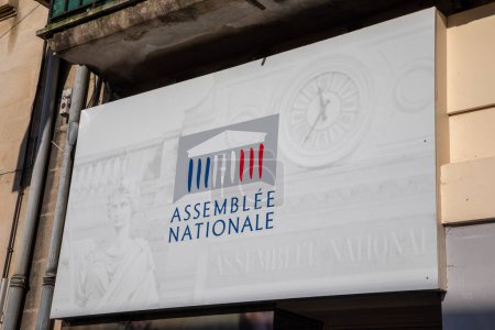 Téléchargez les photos : Paris, France - 02 01 2024 : Assemblee Nationale logo texte France et panneau bleu blanc rouge de l'assemblée nationale en façade d'entrée - en image libre de droit