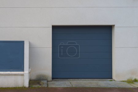 Foto de Puerta de garaje gris moderna automática arriba y arriba en la fachada del hogar - Imagen libre de derechos