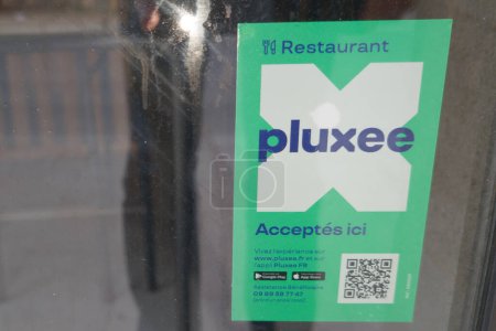 Téléchargez les photos : Bordeaux , France -  02 05 2024 : pluxee sodexo brand logo and text sign front of bar door window facade restaurant entrance - en image libre de droit