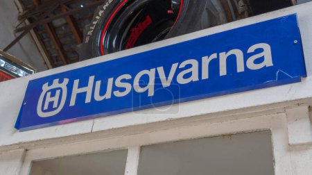 Téléchargez les photos : Bordeaux, France - 02 05 2024 : Husqvarna logo signe et texte marque de fabricant industriel suédois de tondeuses tracteur de jardin tronçonneuse vélo et motos - en image libre de droit