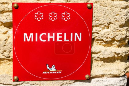 Foto de Burdeos, Francia - 02 07 2024: Michelin tres estrellas restaurante logo signo y texto marca de guías libros publicados para un buen lugar con buena comida - Imagen libre de derechos