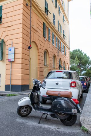 Foto de Milán, italia - 02 12 2024: vespa px 125 scooter con aspecto vintage en la calle de la ciudad aparcado cerca de smart car - Imagen libre de derechos