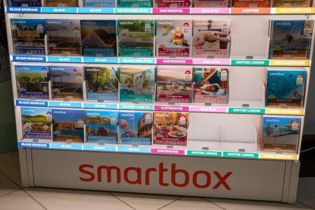 Foto de Arcachon, Francia - 02 12 2024: Smartbox logo marca y texto signo europeo en regalos de experiencia - Imagen libre de derechos