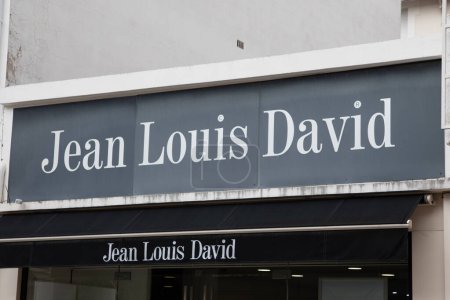 Foto de Arcachon, Francia - 02 12 2024: Jean Louis David firma el texto y el logotipo de la marca france fachada cadena de peluquería fachada barbería entrada - Imagen libre de derechos