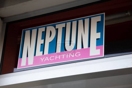 Téléchargez les photos : Bordeaux, France - 02 12 2024 : Neptune Yachting logo sign and brand text Magazine automobile Magazine français pour les passionnés de bateaux à moteur haut de gamme - en image libre de droit
