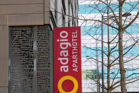 Téléchargez les photos : Bordeaux, France - 02 15 2024 : Adagio logo marque et signe texte sur façade ville aparthotel entrée hôtel mur - en image libre de droit