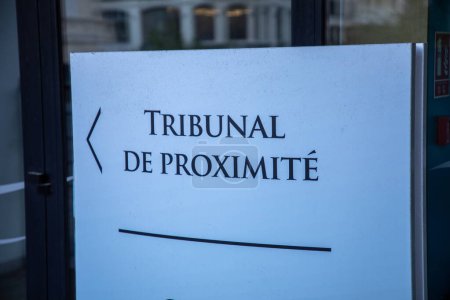 tribunal de proximite unterschreiben text auf Tür Eingang Gebäude bedeutet in Französisch lokalen Gericht Rezeption Gerechtigkeit