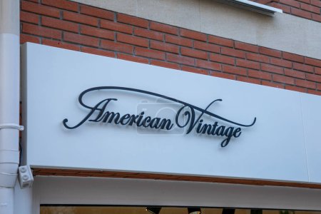 Foto de Arcachon, Francia - 02 12 2024: American vintage logo brand chain and text sign store on wall facade shop entrance in city - Imagen libre de derechos