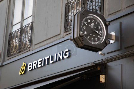 Téléchargez les photos : Bordeaux, France - 02 15 2024 : Breitling 1884 logo marque magasin et enseigne texte sur drapeau montres à chaîne suisse - en image libre de droit