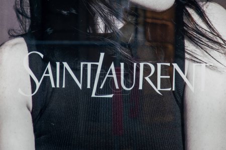 Foto de Burdeos, Francia - 02 19 2024: yves Saint Laurent tienda fachada entrada texto signo y logotipo marca de lujo casa de moda cadena - Imagen libre de derechos