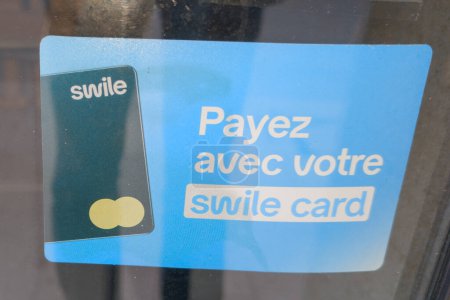 Téléchargez les photos : Bordeaux, France - 02 07 2024 : logo de la marque swile card et panneau texte sur les vitrines d'entrée porte du magasin de la ville - en image libre de droit