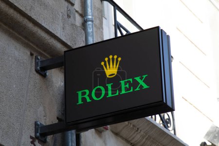 Téléchargez les photos : Bordeaux, France - 02 15 2024 : Boutique de la marque Rolex logo et enseigne texte montres magasin mural fabricant suisse de chaînes de montres de luxe de Genève Suisse - en image libre de droit